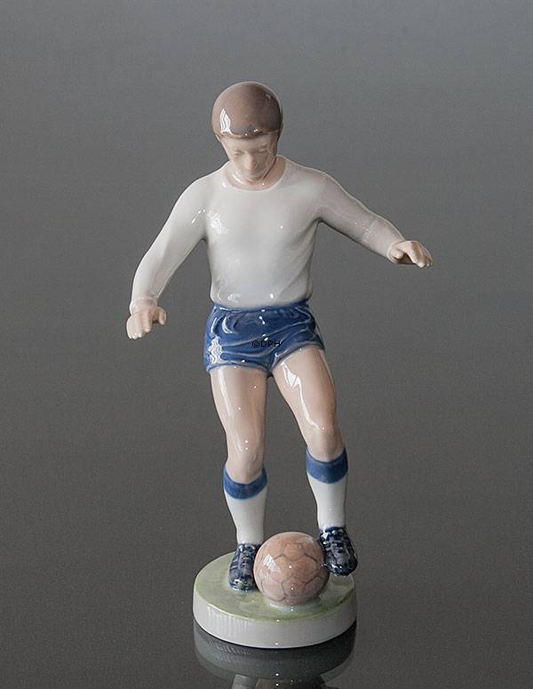 Fußballspieler, Junge macht Tricks mit dem Ball, Royal Copenhagen Figur Nr. 4989