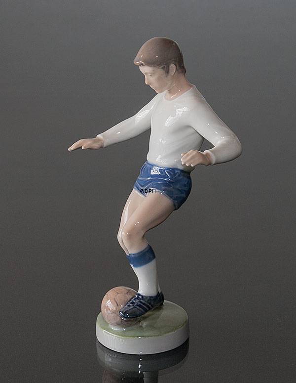 Fußballspieler, Junge macht Tricks mit dem Ball, Royal Copenhagen Figur Nr. 4989