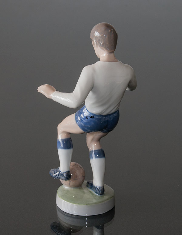 Fußballspieler, Junge macht Tricks mit dem Ball, Royal Copenhagen Figur Nr. 4989