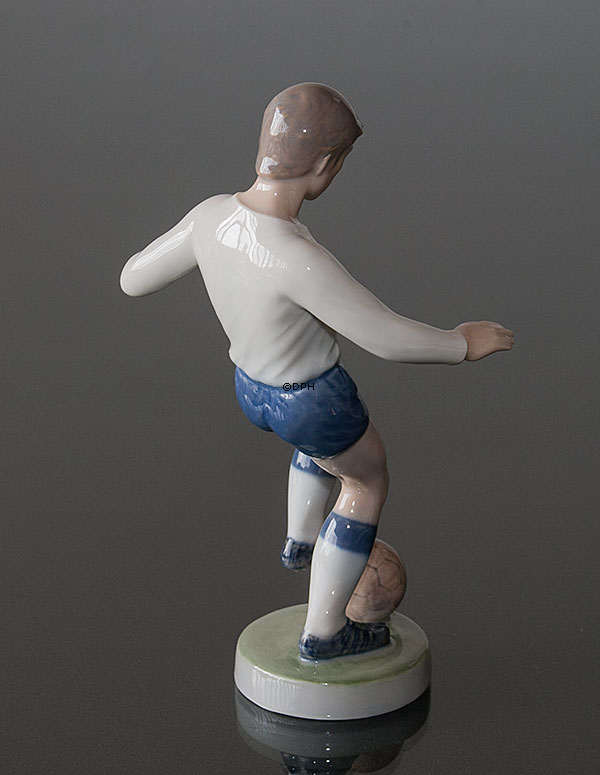 Fußballspieler, Junge macht Tricks mit dem Ball, Royal Copenhagen Figur Nr. 4989