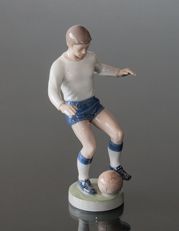 Fußballspieler, Junge macht Tricks mit dem Ball, Royal Copenhagen Figur Nr. 4989