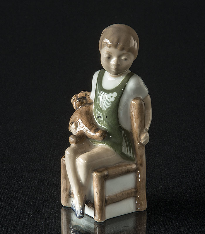 Mädchen mit Teddybär, Royal Copenhagen Figur Nr. 5195