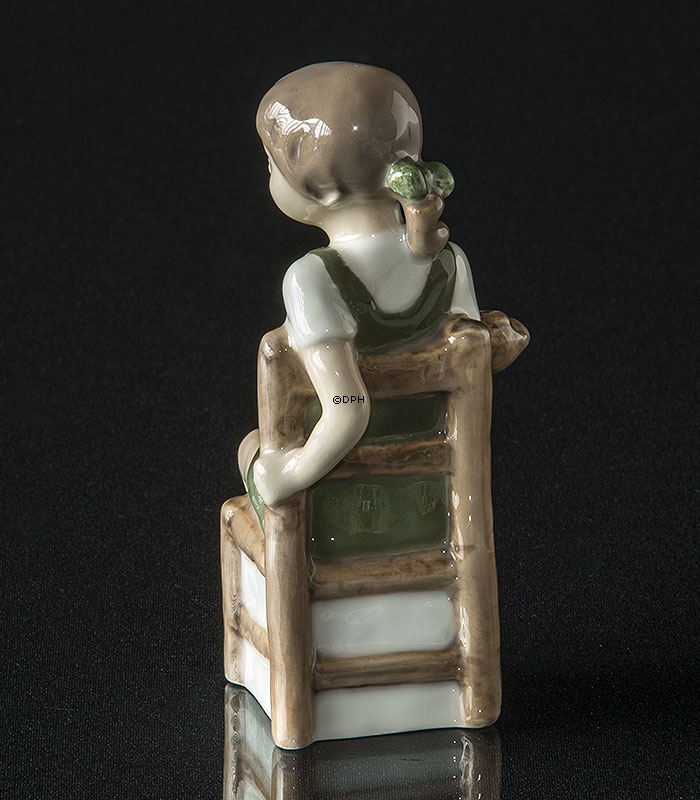 Mädchen mit Teddybär, Royal Copenhagen Figur Nr. 5195