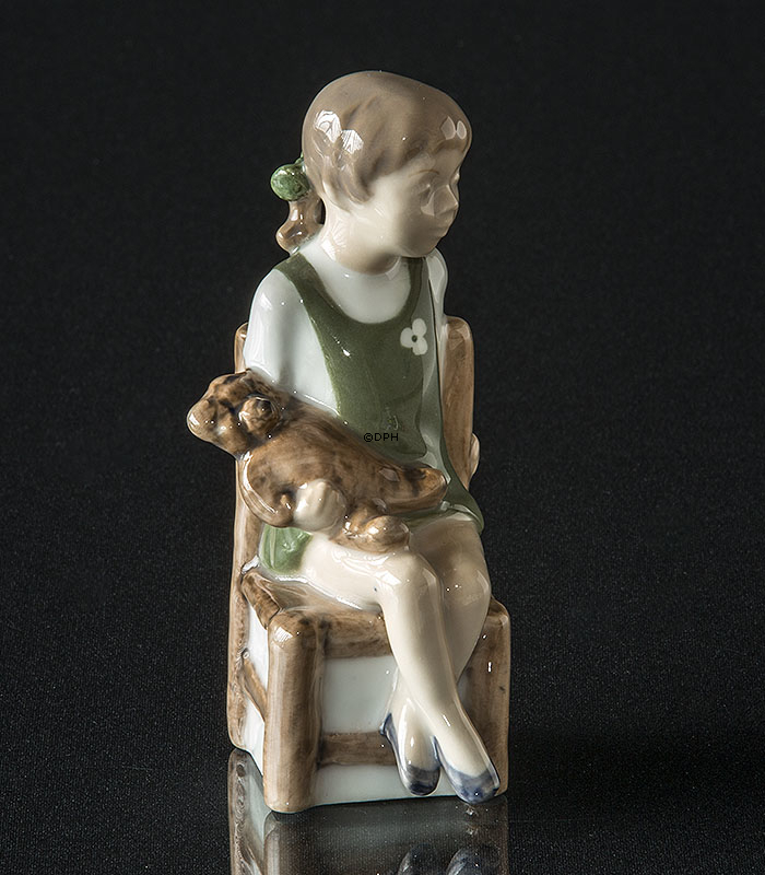 Mädchen mit Teddybär, Royal Copenhagen Figur Nr. 5195