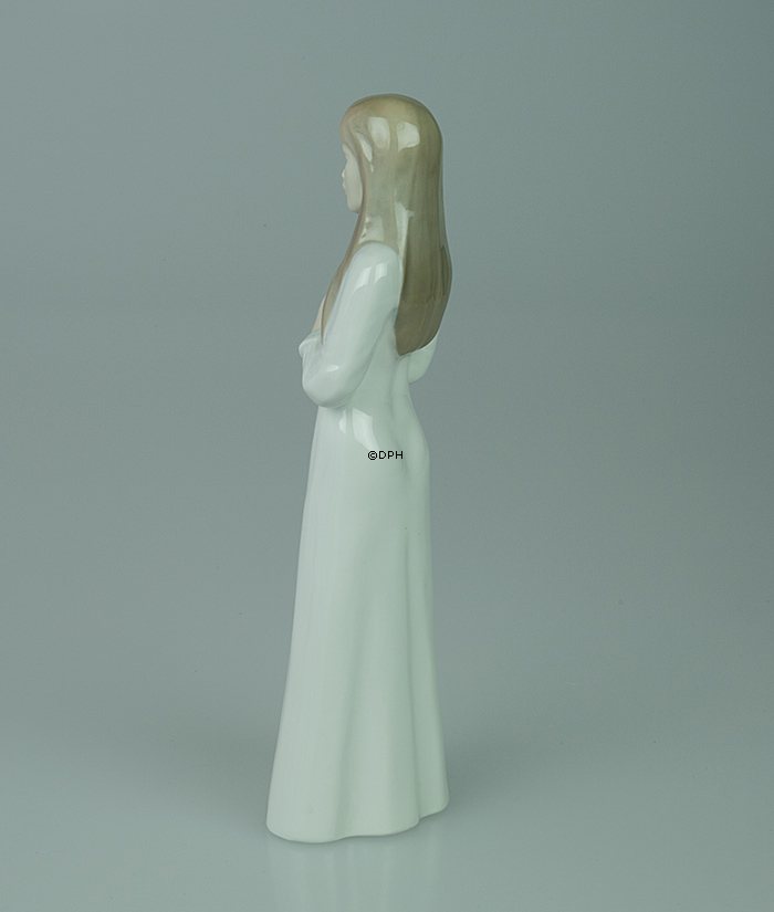 Konfirmandin mit weißem Kleid Nr. 5605