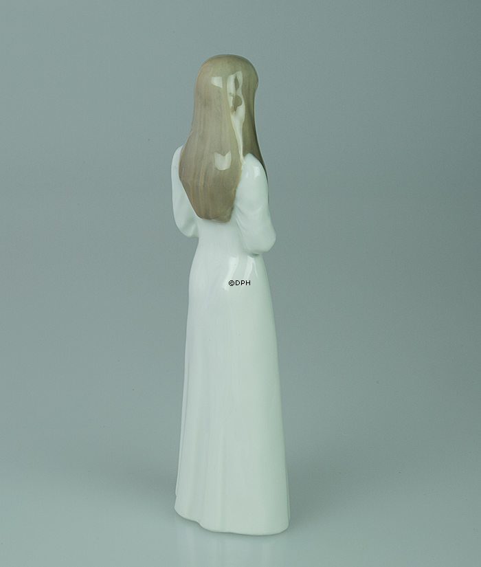 Konfirmandin mit weißem Kleid Nr. 5605