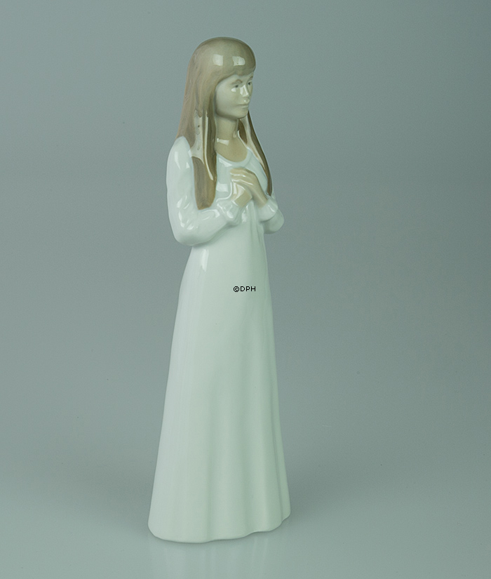 Konfirmandin mit weißem Kleid Nr. 5605