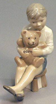 Junge mit Teddy, Royal Copenhagen Figur Nr. 5652