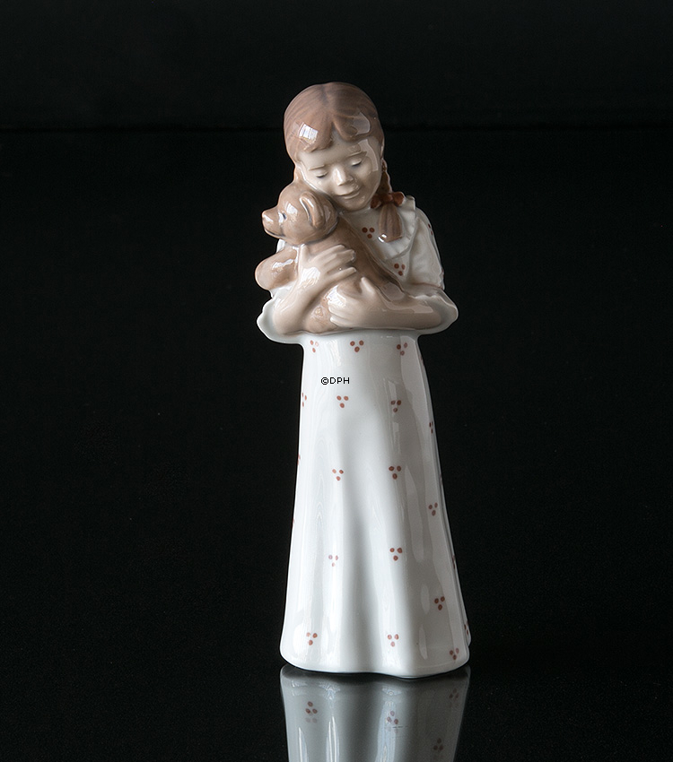 Mädchen in Nachthemd mit Teddy, Royal Copenhagen Figur Nr. 5655