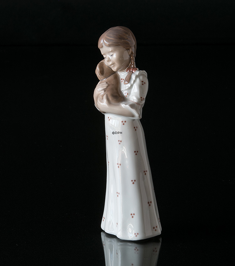 Mädchen in Nachthemd mit Teddy, Royal Copenhagen Figur Nr. 5655