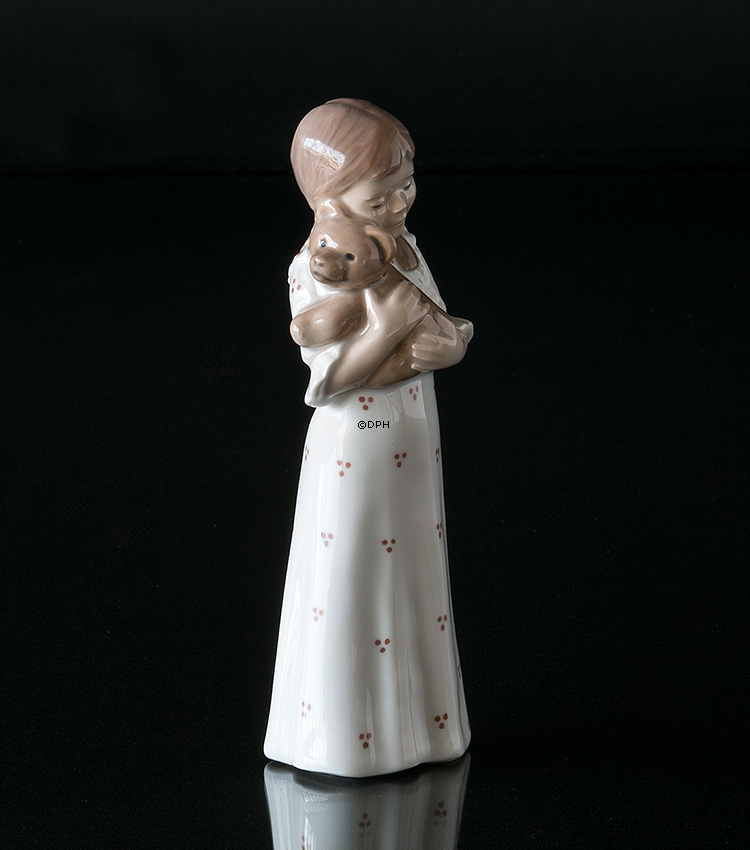 Mädchen in Nachthemd mit Teddy, Royal Copenhagen Figur Nr. 5655