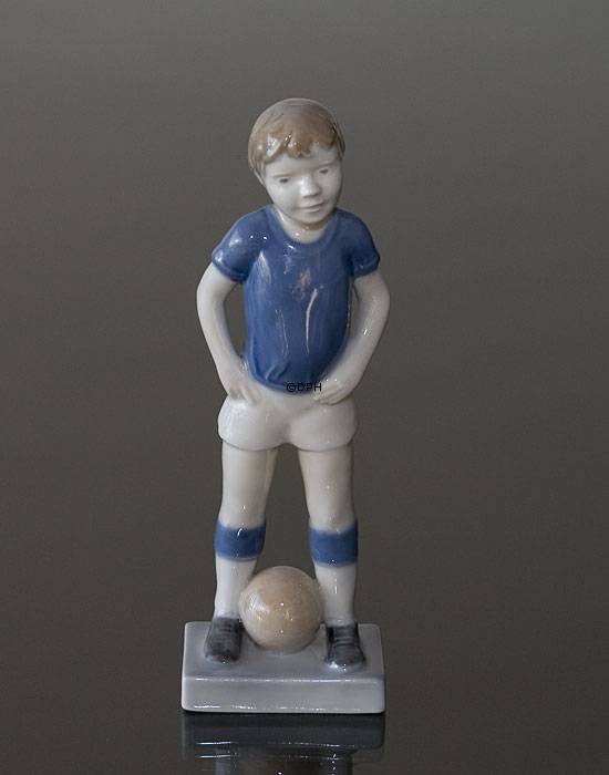 Junge, der Fußball spielt, Royal Copenhagen Figur Nr. 5657