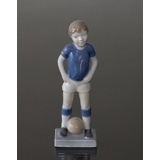 Junge, der Fußball spielt, Royal Copenhagen Figur Nr. 5657