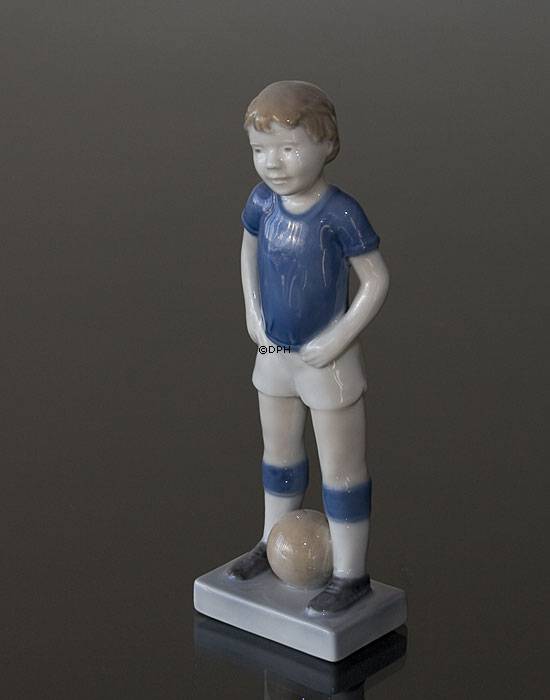 Junge, der Fußball spielt, Royal Copenhagen Figur Nr. 5657
