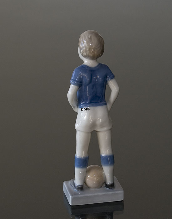 Junge, der Fußball spielt, Royal Copenhagen Figur Nr. 5657