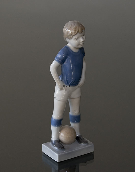 Junge, der Fußball spielt, Royal Copenhagen Figur Nr. 5657