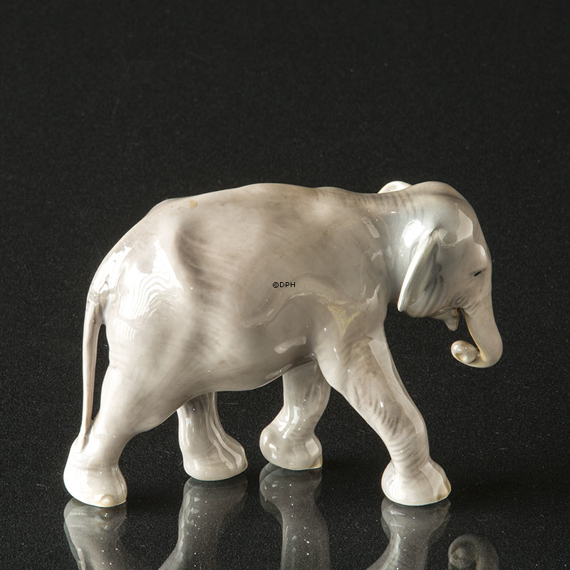 Stehender Elefant, Little Royal Copenhagen Figur Nr. 599 (1870-1890) Schleifspur am Ohr