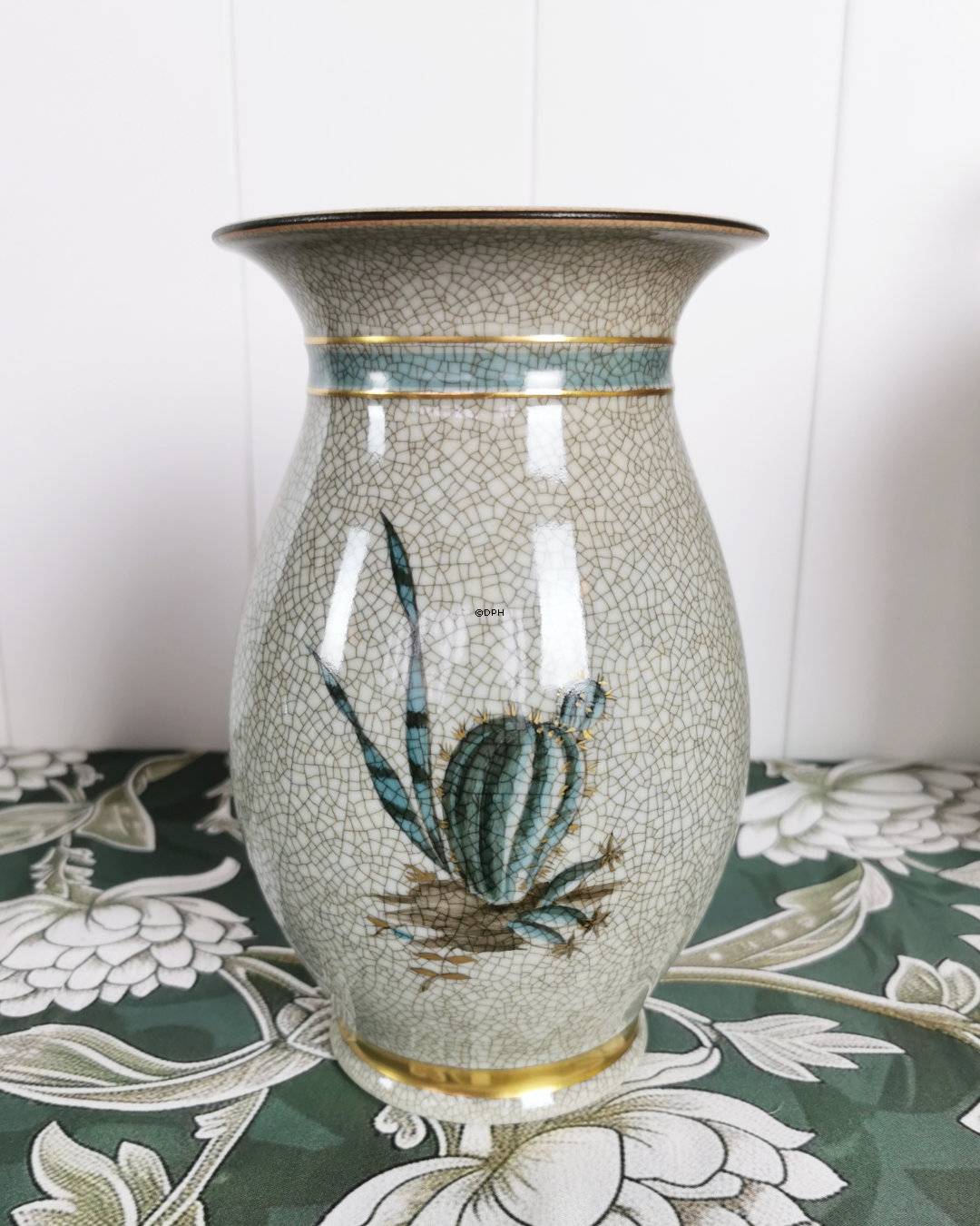 Vase mit Rissglasur (Craquelé), Royal Copenhagen Nr. 600-2490 mit Kakteenmotiv