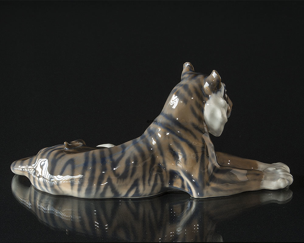 Tiger liegt und entspannt sich, Royal Copenhagen Figur Nr. 714