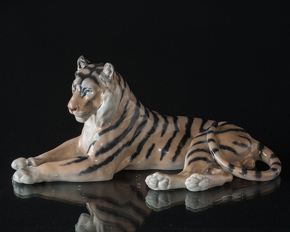 Tiger liegt und entspannt sich, Royal Copenhagen Figur Nr. 714