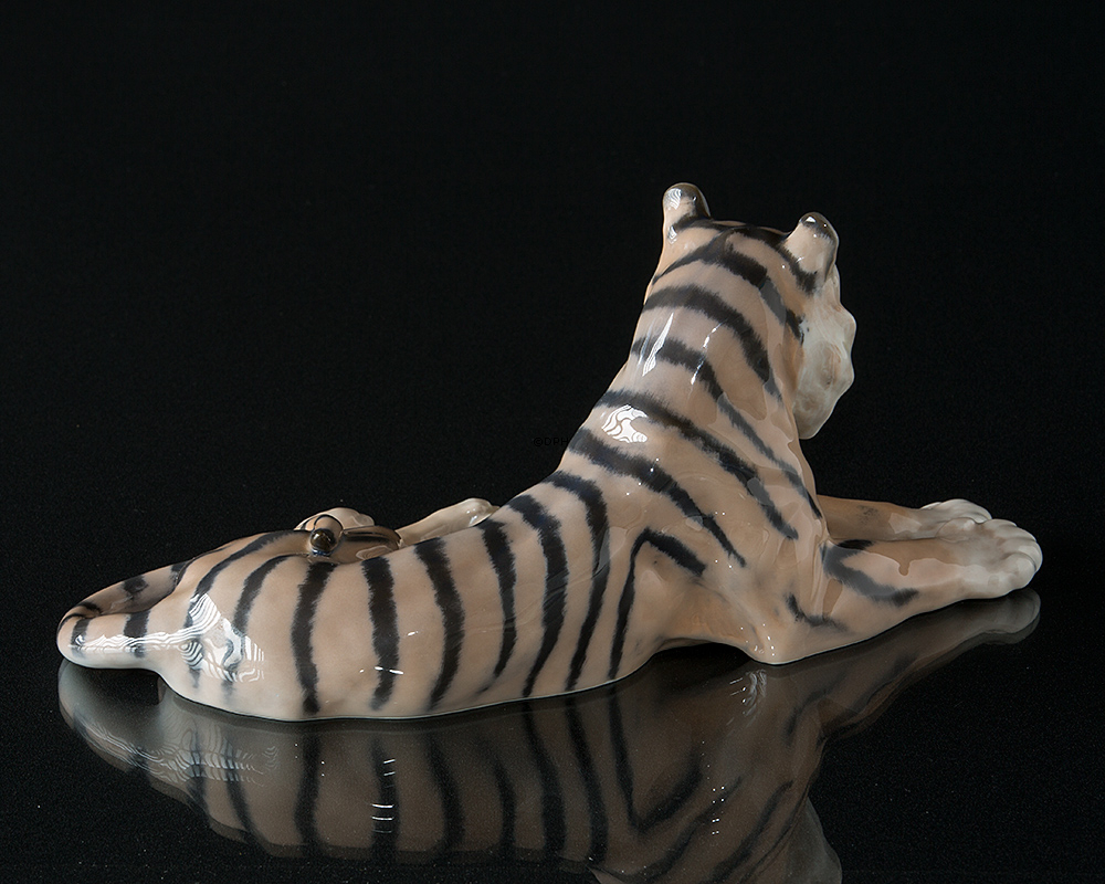 Tiger liegt und entspannt sich, Royal Copenhagen Figur Nr. 714