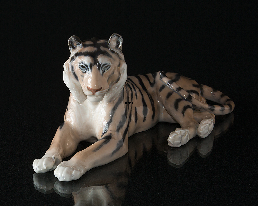 Tiger liegt und entspannt sich, Royal Copenhagen Figur Nr. 714