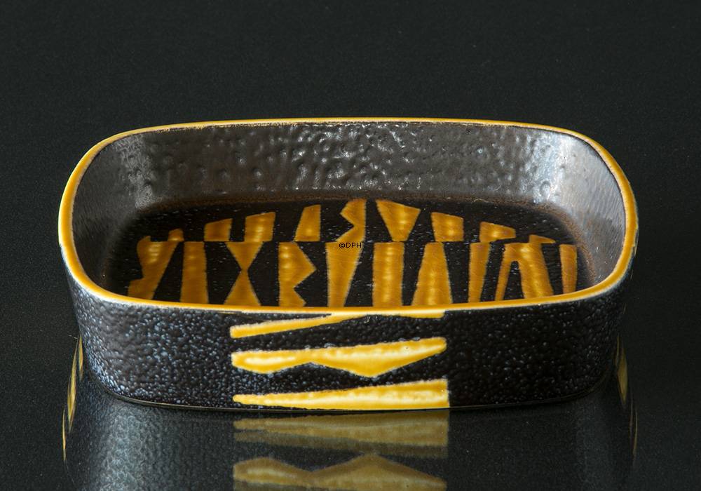 Fayenceschale in Schwarz und Gelb von Nils Thorssen, Royal Copenhagen Nr. 730-2883