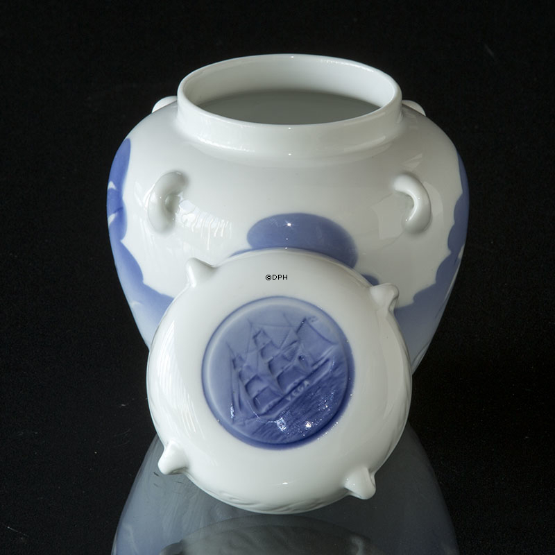 Royal Copenhagen Krug mit Deckel Nr. 74 verziert mit Möwen und Schiff, groß