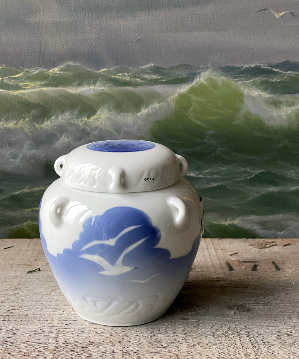 Royal Copenhagen Krug mit Deckel Nr. 74 verziert mit Möwen und Schiff, groß