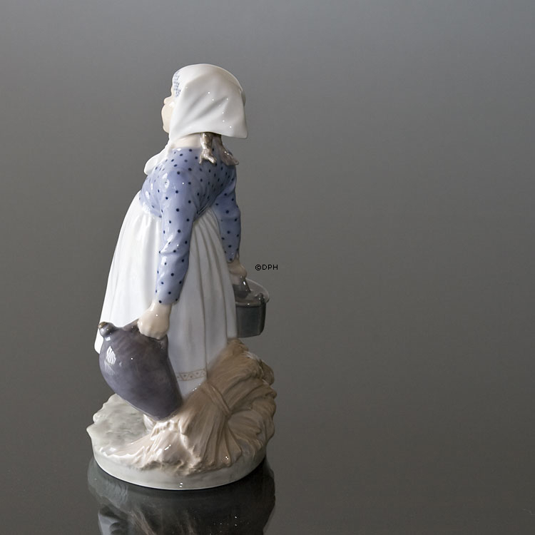Landmädchen bringt Frühstück, Royal Copenhagen Figur Nr. 815