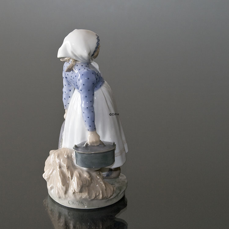 Landmädchen bringt Frühstück, Royal Copenhagen Figur Nr. 815