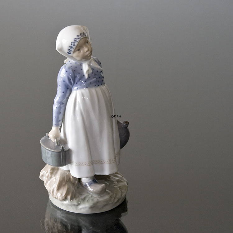 Landmädchen bringt Frühstück, Royal Copenhagen Figur Nr. 815