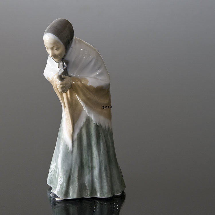 Kirchengänger Frau, Royal Copenhagen Figur Nr. 892