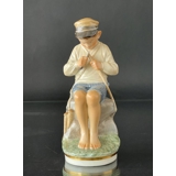 Überglasurfigur, Hirtenjunge der einen Stock schneidet, Royal Copenhagen Figur Nr. 905