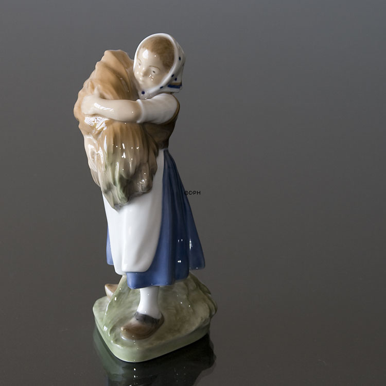 Mädchen, das mit Garbe geht, Royal Copenhagen Figur Nr. 908