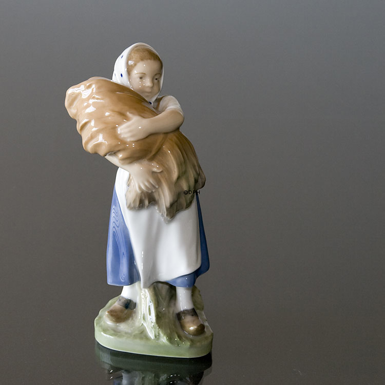 Mädchen, das mit Garbe geht, Royal Copenhagen Figur Nr. 908