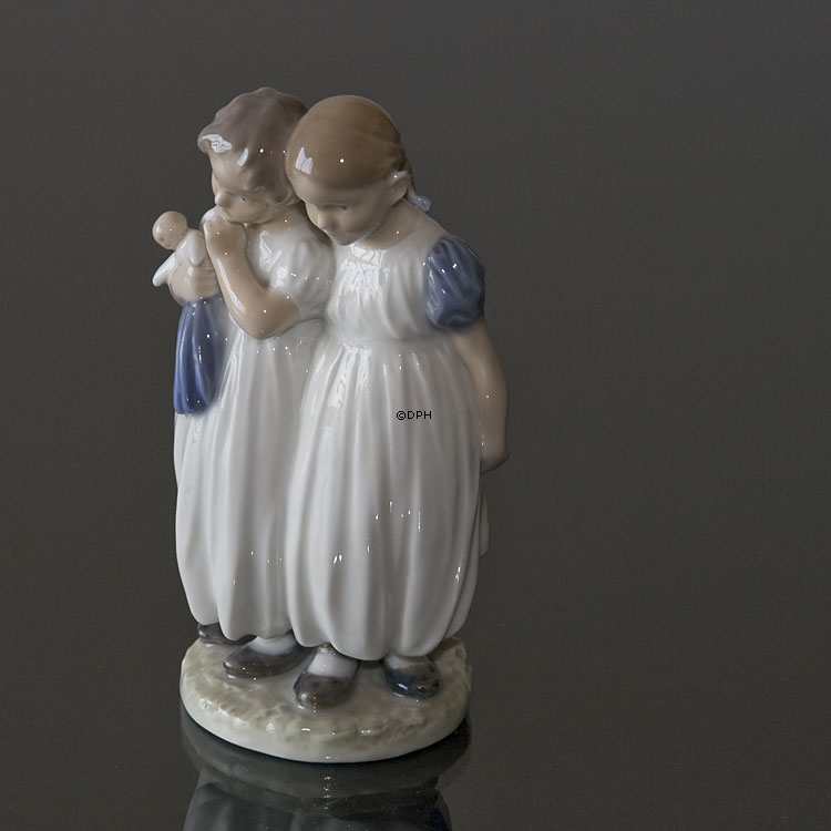 Mädchen mit Puppe geht zu Bett, Royal Copenhagen Figur Nr. 939
