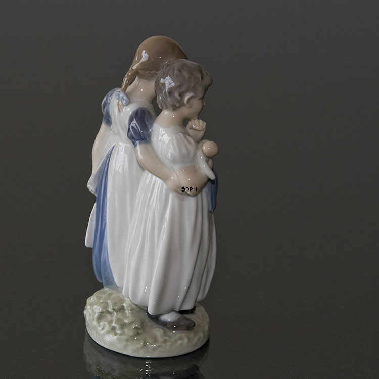 Mädchen mit Puppe geht zu Bett, Royal Copenhagen Figur Nr. 939