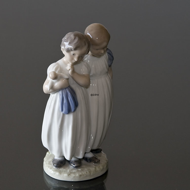 Mädchen mit Puppe geht zu Bett, Royal Copenhagen Figur Nr. 939