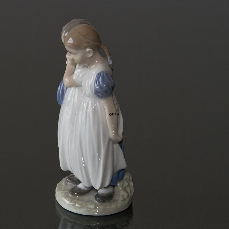 Mädchen mit Puppe geht zu Bett, Royal Copenhagen Figur Nr. 939