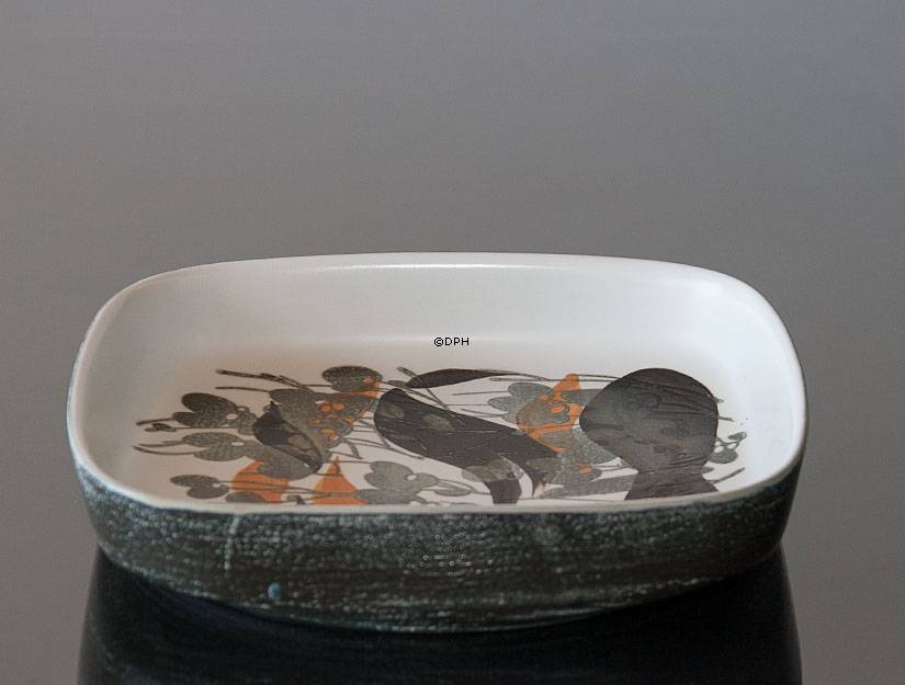 Fayenceschale mit Pflanzenmotiv von Ivan Weiss, Royal Copenhagen Nr. 963-3774