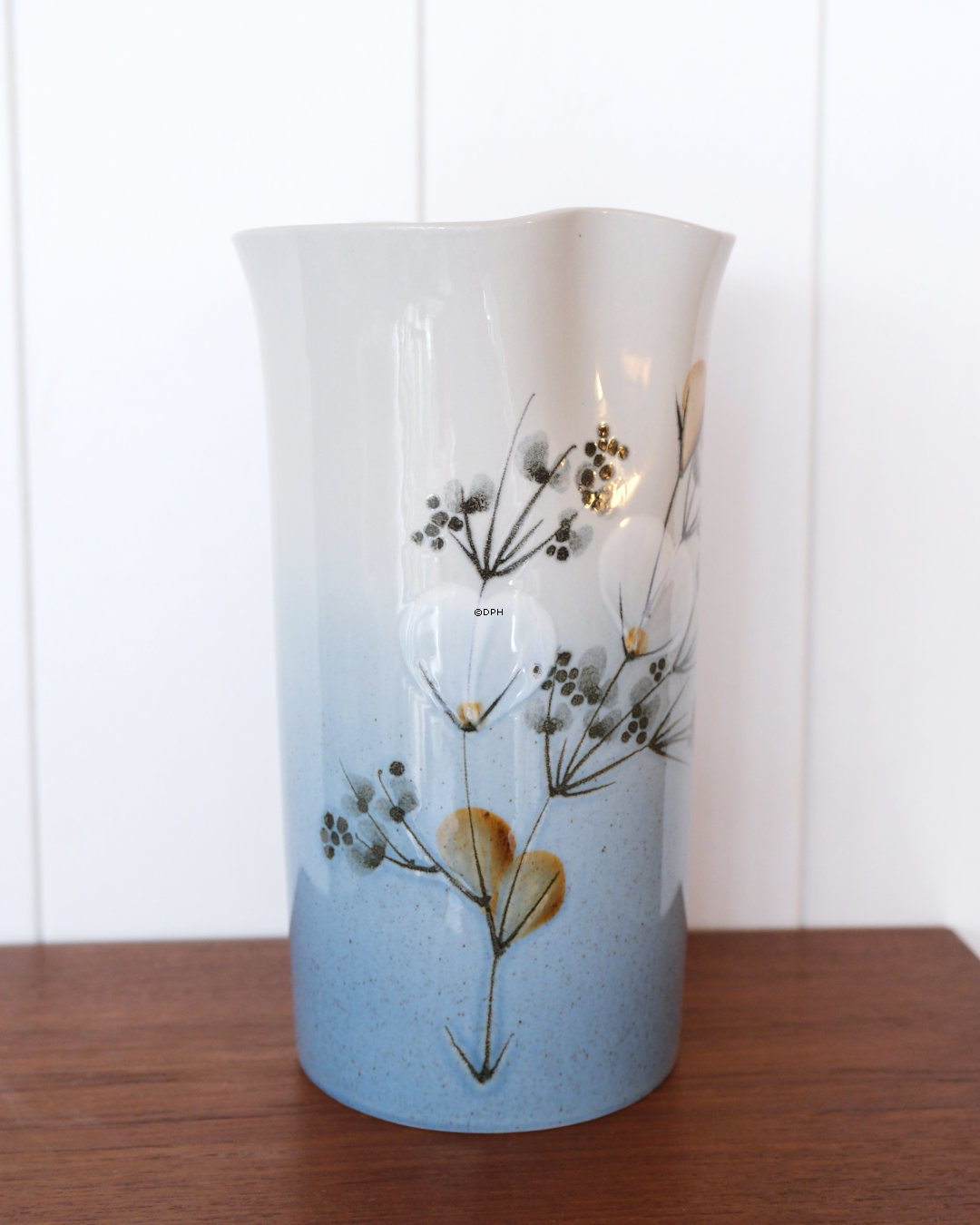 Vase mit Blumen und Zweigen, Royal Copenhagen Celeste Vase nr. 967-3886