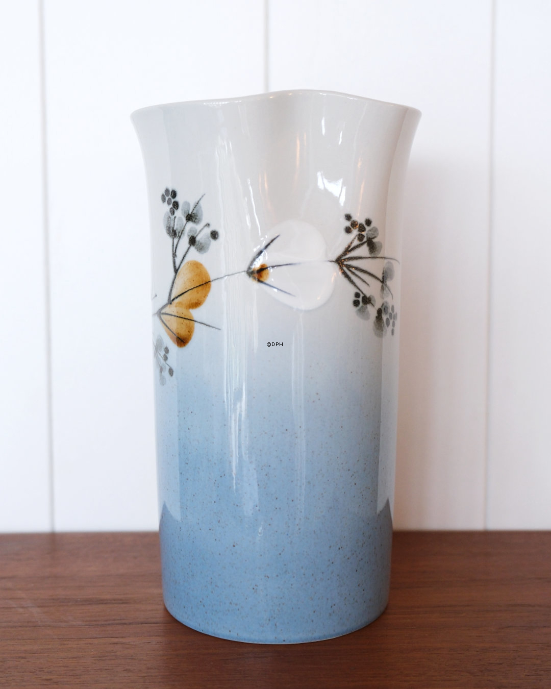 Vase mit Blumen und Zweigen, Royal Copenhagen Celeste Vase nr. 967-3886