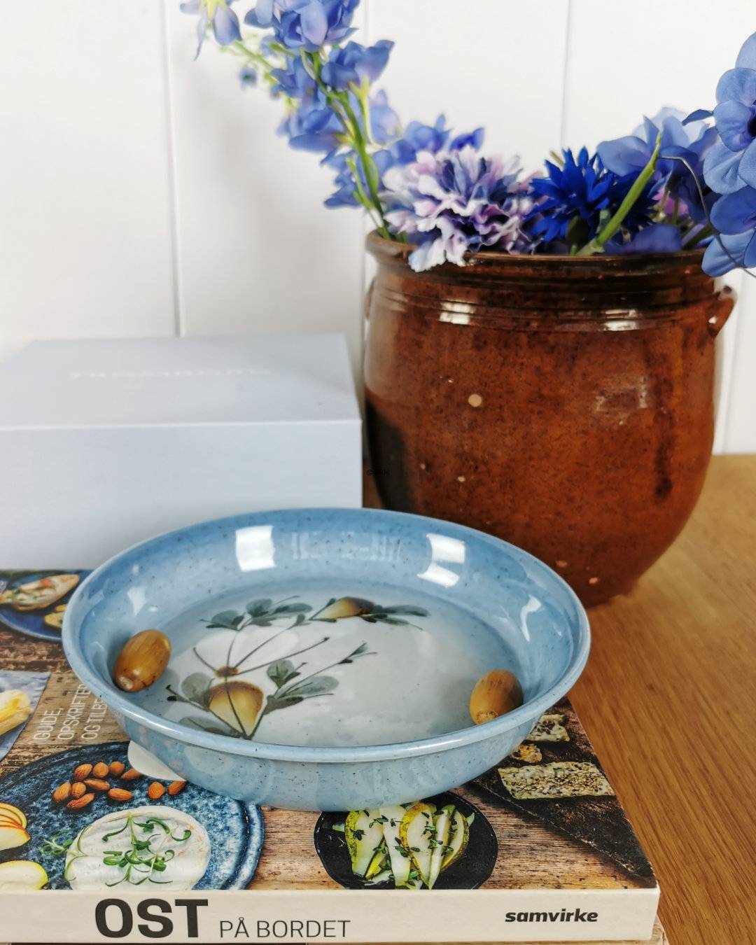 Schale mit Blumen und Zweigen, Royal Copenhagen Nr. 967-3894