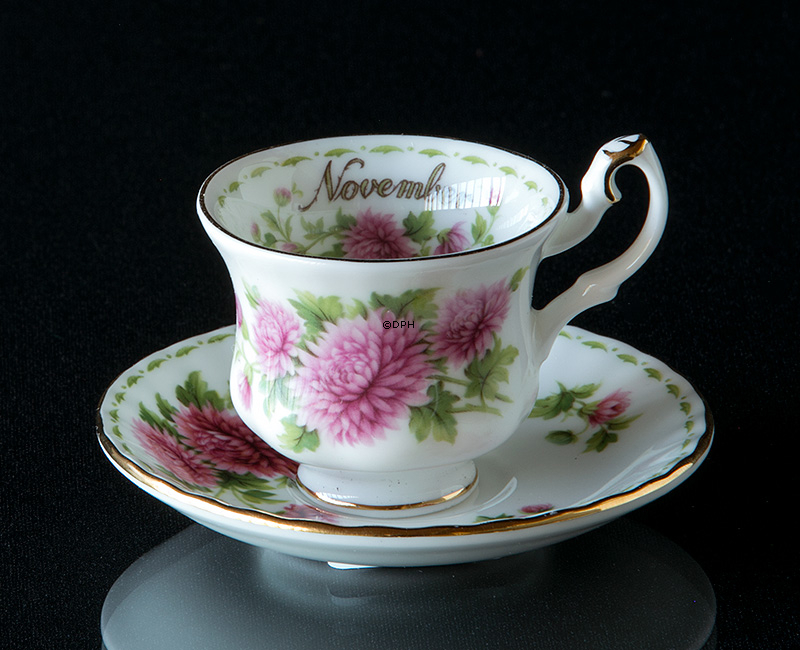 Royal Albert Minimonatstasse mit Blumen November Crysanthemum
