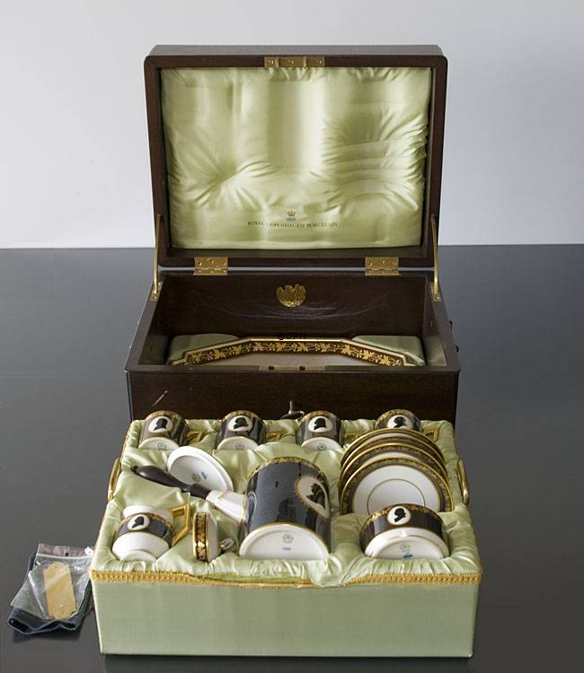 Koloniekaffeegeschirr in Mahagonimöbel Zweihundertjahre der US-Unabhängigkeit