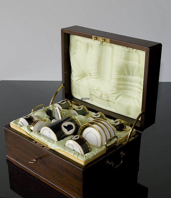 Koloniekaffeegeschirr in Mahagonimöbel Zweihundertjahre der US-Unabhängigkeit