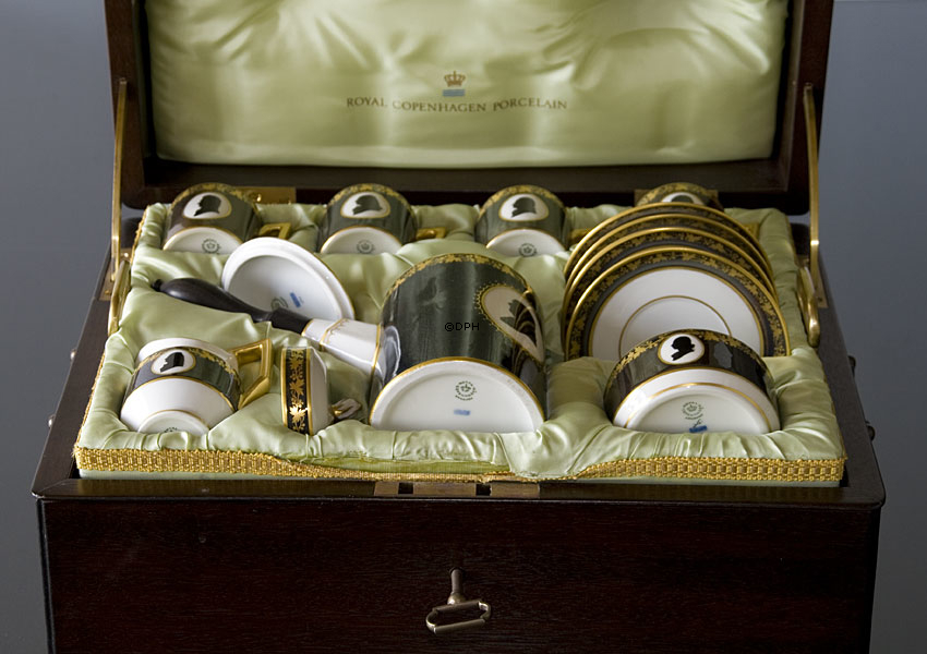 Koloniekaffeegeschirr in Mahagonimöbel Zweihundertjahre der US-Unabhängigkeit