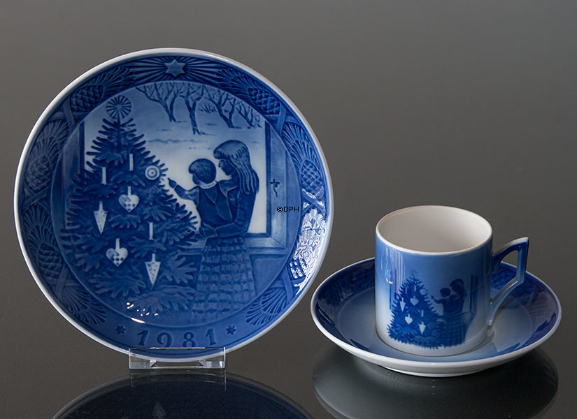 1981 Royal Copenhagen Weihnachtstasse, den Wiehnachtsbaum bewundern