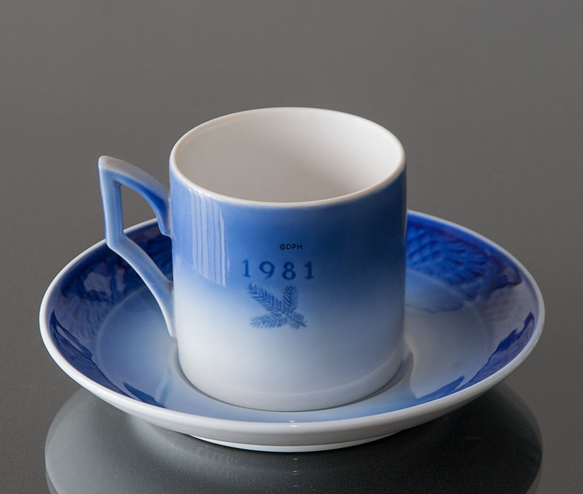 1981 Royal Copenhagen Weihnachtstasse, den Wiehnachtsbaum bewundern